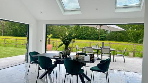 Winkfield Villa | Entire Newly built Luxurious Villa Just Steps from Royal Ascot Racecourse, only 10 mins from Windsor Castle and 5 mins from Legoland Windsor Resort