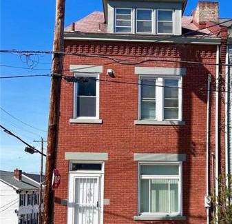 Lawrenceville House | ENTIRE Pittsburgh Home Close To Events - Kid Friendly - Designated Dog & Cat Areas - Private Patio - Free Parking - Fireplace