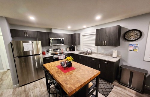 Regional District of Nanaimo House | Entire Suite with full kitchen and complimentary streaming service.