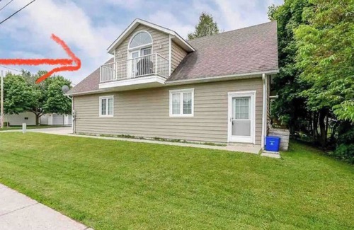 Orangeville House | Entire top floor huge 1 bedroom apt private entry!