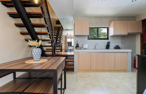 Cebu House | Entire Townhome 3BR & 3BA Best for Groups with Parking, Washer, WiFi and Netflix