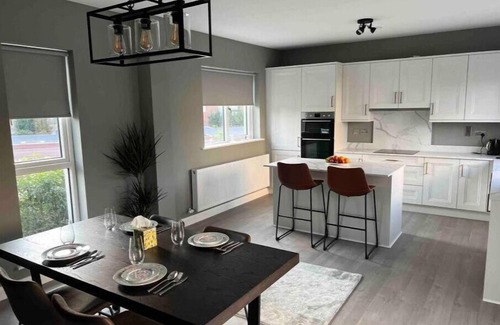 Lucan House | Entire VIP House with Park View <3 Bedrooms> 15 mins from Duplin Airport