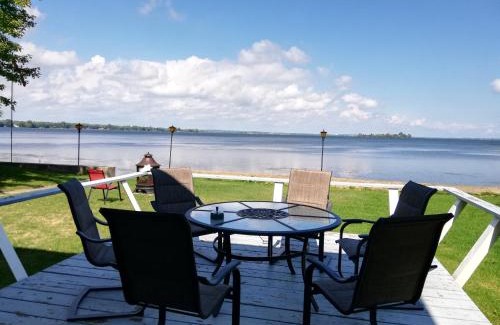 Carrying Place House | Entire waterfront cottage in carrying place