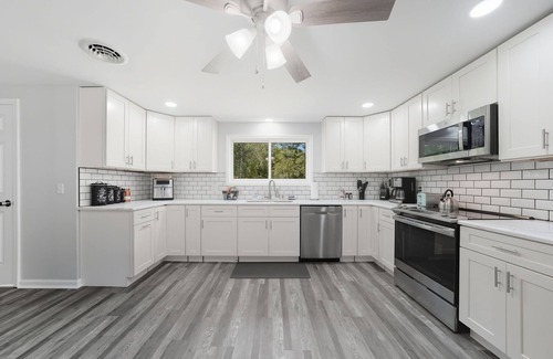 Crittenden House | ⁂ Epic Arcade KING Beds Spa-Style Bath! ⁂