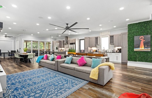Midtown House | EPIC Backyard-Hot Tub-Near Downtown -Games-Sleeps 16-Modern Luxury