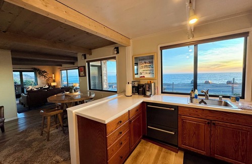 Bodega Bay House | Epic ocean views and sound of surf. Luxurious Beds. Fireplace. Hot Tub. Dogs OK.