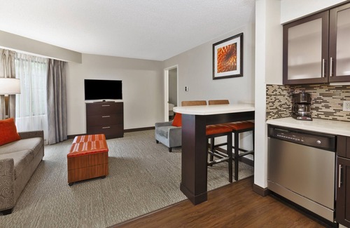 Utica Condo | Equipped Suite | Free Daily Breakfast, 24h Business Center + Seasonal Pool