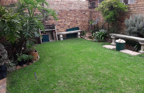Ekurhuleni House | Erica's: Farrarmere - Small Double bed for 1 person.