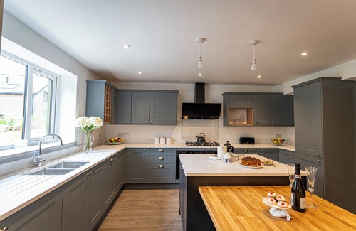 Farley Cabin | Errwood; woodland lodge for 14 with 2 hot tubs in the Staffordshire Moorlands