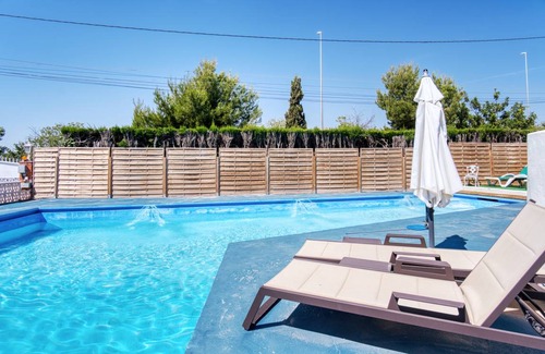San Vicente del Raspeig Ski Chalet | 400 m² Chalet ∙ 6 bedrooms ∙ 11 guests