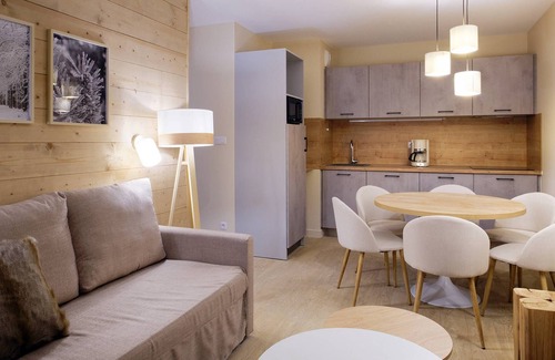 Eclose-Est Condo | Escapade de ski au Alpes | spa, piscine + gym!