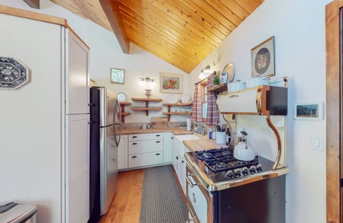 Running Springs Cabin | Escape to a Cozy English Countryside Cottage in the Heart of Running Springs