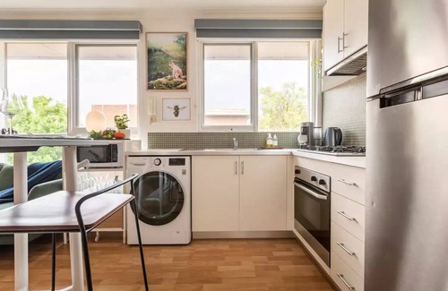 Elwood Apartment | Escape to a Tree Top Retreat in Vibrant Elwood!