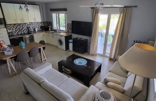 Anavyssos Villa | Escape to a Villa with swimming pool suitable for couples or families