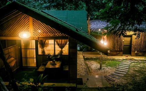 Kampung Ulu Dong Ski Chalet | Escape to Nature Cozy Terrace Room by the River