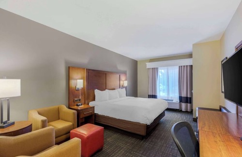Loveland House | Escape to Suite with Relaxing Atmosphere Near Boyd Lake State Park
