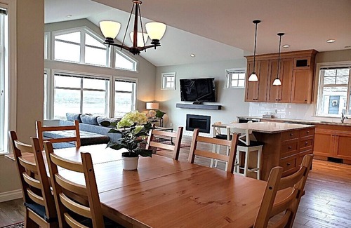 Okanagan-Similkameen House | Escape to this beautiful 2-bedroom, 2-bathroom upper-floor retreat