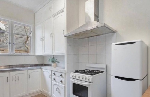 Mount Eden House | Escape to this sun-kissed double bedrooms Mount Eden mountain view house