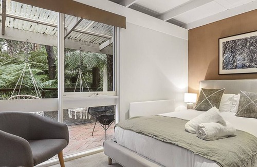 Olinda House | Escape to Tranquil Bliss In Fernview on Falls