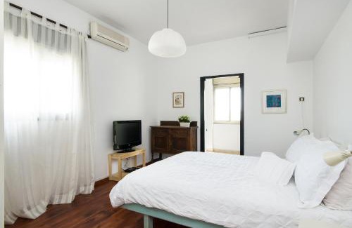 Haifa Apartment | Eshkol Housing Carmel Center: Forest retreat