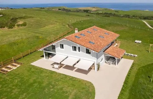 San Vicente de la Barquera House | Espectacular Casa en un Alto con Vistas al Cantábrico y Picos de Europa