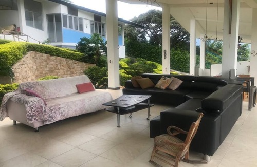 La Mesa House | Espectacular Casa de Campo con Hermosa Vista a la Cordillera Rodeada de Jardines