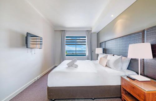 Darwin City Centre Apartment | Esplanade Poolside Living with Lush Balcony Vistas
