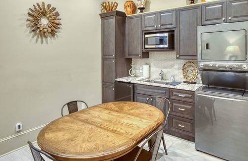 Metropolitan House | Estill Manor- Luxurious Savannah Estate with Pool & Garden - Sleeps 12!