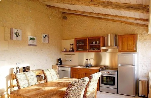 Fontaines-d'Ozillac Villa | EUCALYPTUS Gîte - 100 m2 - 4 people - Private access, parking and garden. Estate with swimming pool and private park Discreetly adjoining the Gîte Cyprès with private garden, terrace and parking.