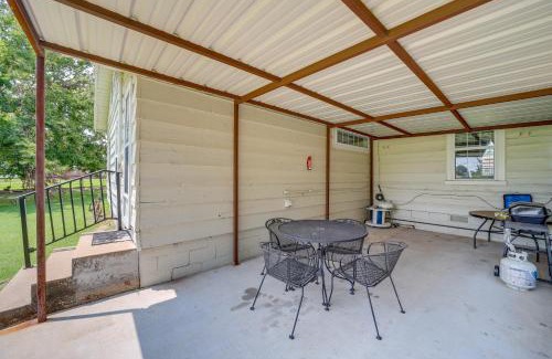 Eufaula House | Eufaula Getaway with Patio, Walk to Beach and Marina!