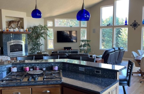 Alvadore House | Eugene, OR Near Track City UO Hayward Hult Ctr Matthew Knight Hospitals Coast