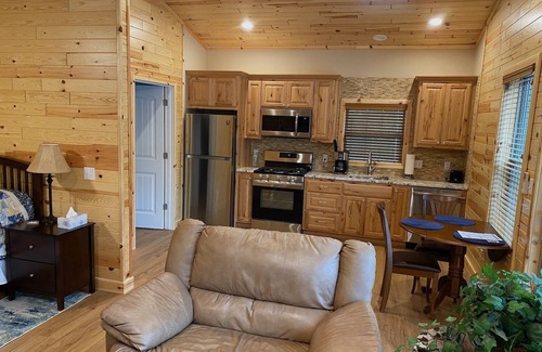 Sylvan Shores Cabin | Eureka Springs, AR. Cozy log cabin studio, sleeps 2-4.Lake view- 15 min to town