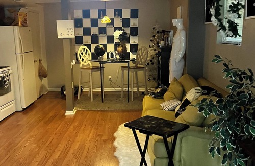Belmont Apartment | Eve's Garden Loft w/artistic flair. Pet- Friendly!