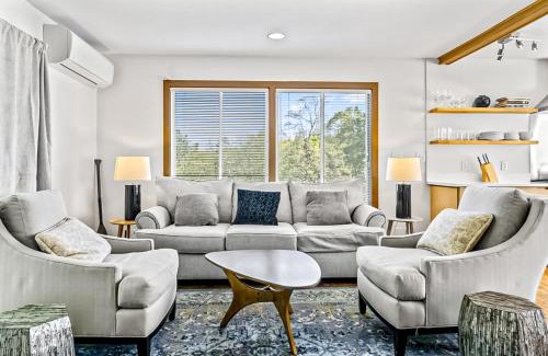 Cushing House | Evelyn's River Front Retreat