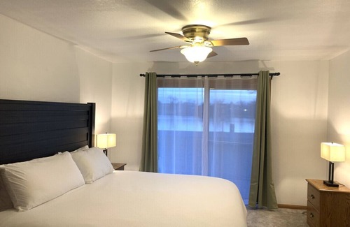 Tomahawk Cabin | Every Room with a Beautiful View of The Wisconsin River *