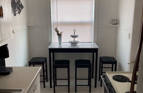 Wichita Apartment | Everything you need! - 1 BR 1 BA WIFI SMART TV QN Bed Coffee