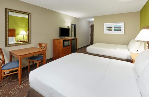 Matteson House | Everything You Need For The Perfect Vacation! 4 Great Units, Onsite Dining