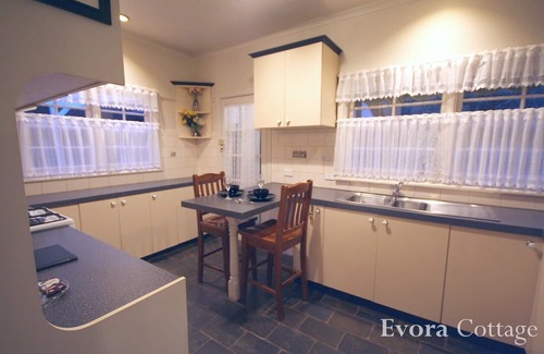 Mount Dandenong Cottage | Evora Cottage with spa bath & wood fireplace