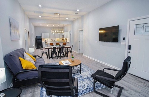 Historic Garderns House | Exceptional 5BR So Close to Riverwalk and Downtown