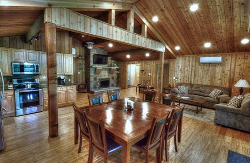 Treasure Lake House | EXCEPTIONAL 6 BEDROOM LAKEFRONT HOME