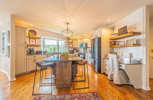 Danbury House | Exceptional Beauty On The Water! Candlewood Lake - Danbury, CT