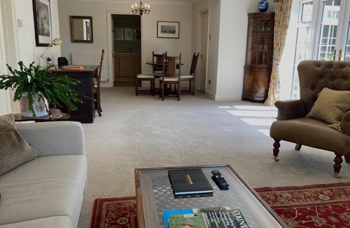 Hellidon Apartment | Exclusive 2 Bedroom Apartment with Summer House and Hot Tub