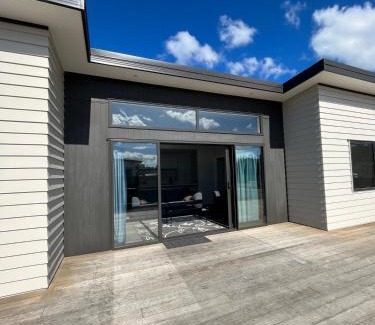 Eskdale House | Exclusive Holiday Home Sunny Beach House Four Queen Beds