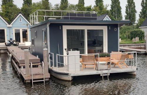 Stavoren Boat Rental | Exclusive houseboat experience