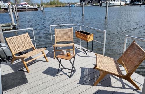 Stavoren Boat Rental | Exclusive houseboat experience