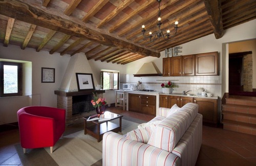 Castellina in Chianti Apartment | Exclusive Garden Place, View and Atmosphere