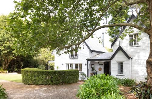 Witta House | Exclusive Luxury Designer Cottage Estate for 10 - Peaceful Retreat Just 8 Minutes from Maleny