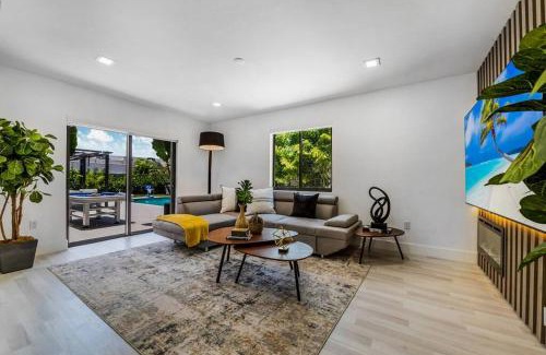 University Park House | Exclusive Retreat 5BR, Heated Pool, Games, BBQ and Fun L71