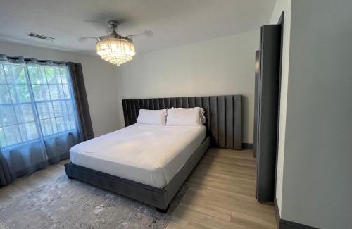 FM 1960 House | Exec Style Home near Iah with Pool