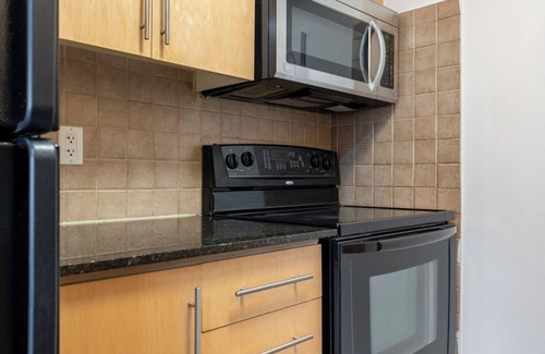 Downtown Mississauga Condo | Executive 2 Bedroom Condo Close to Square ONE